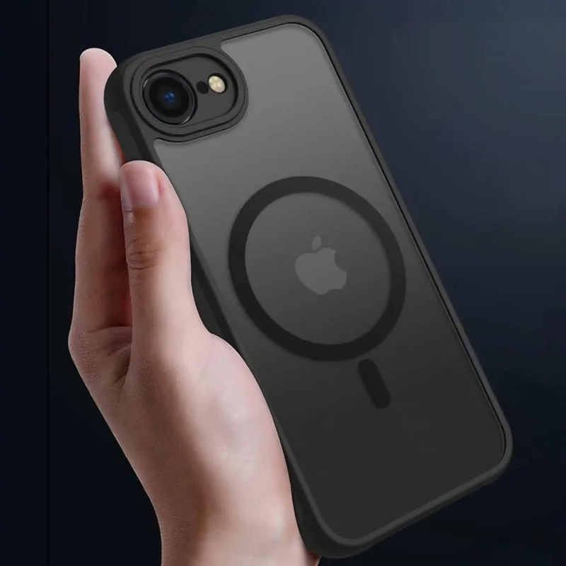 Smukłe etui magnetyczne do iPhone 16e / 17e trzymane w dłoni