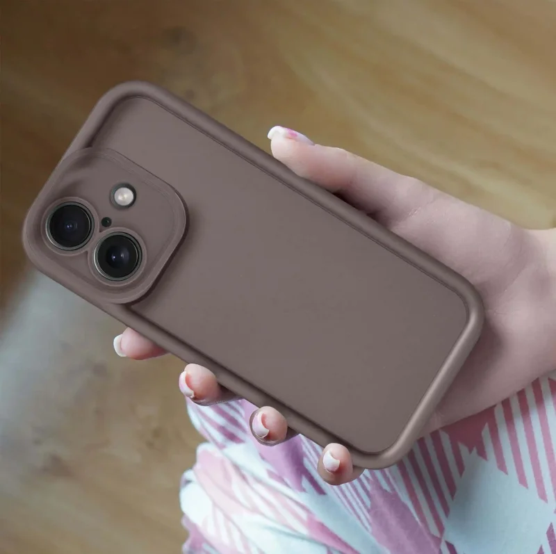 etui-do-iphone-16-brazowe-wzmacniane-silikonowe-ze-szklem