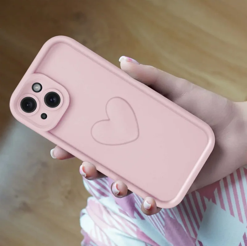 etui-do-iphone-15-silikonowe-serce-jasnorozowe-ze-szklem