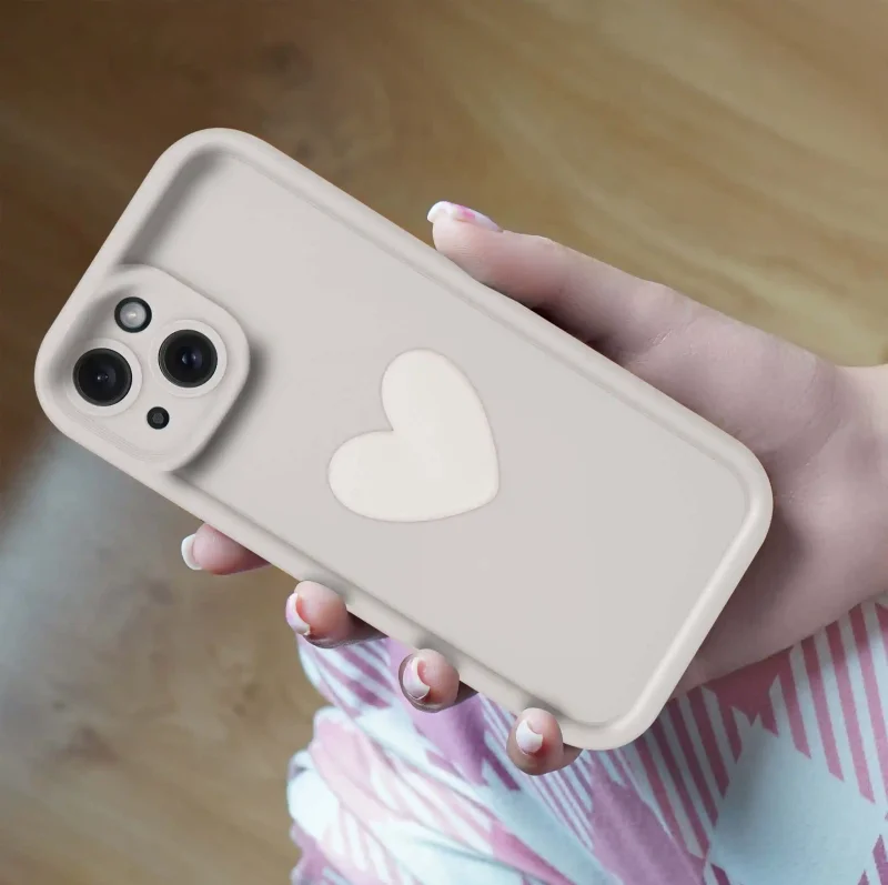 etui-do-iphone-15-silikonowe-serce-biale-ze-szklem