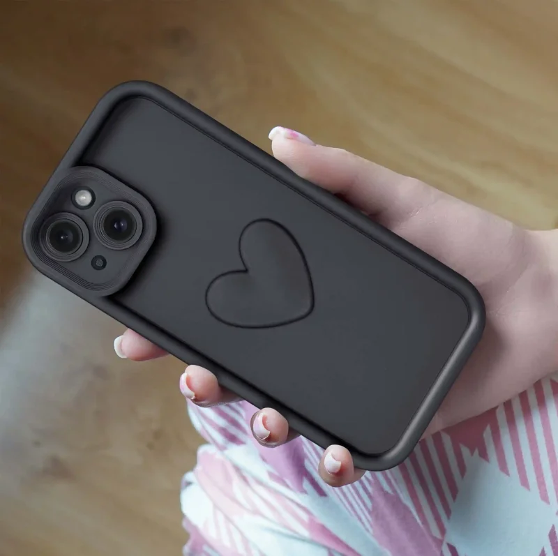 etui-do-iphone-15-silikonowe-serce-czarne-ze-szklem