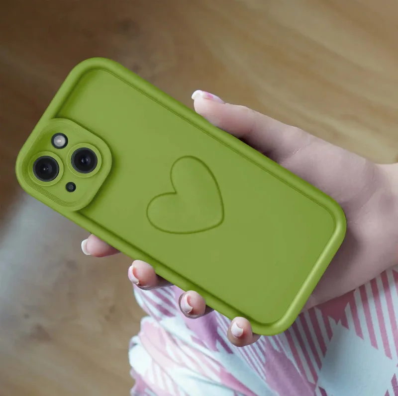 etui-do-iphone-15-silikonowe-serce-limonkowe-ze-szklem