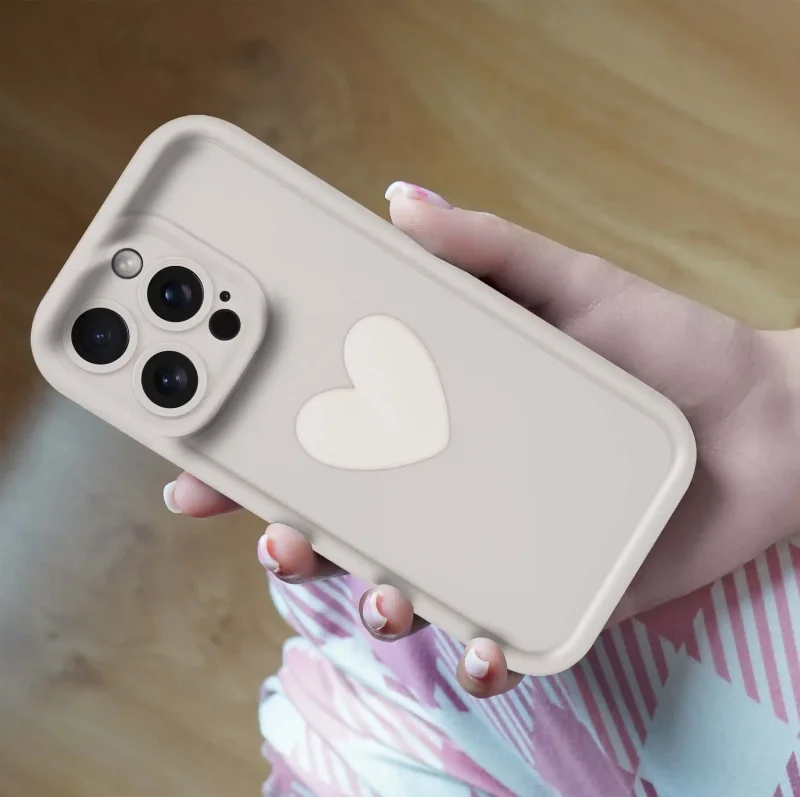 etui-do-iphone-15-pro-silikonowe-serce-białe-ze-szklem