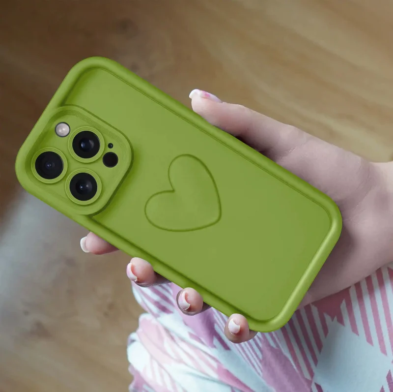 etui-do-iphone-15-pro-silikonowe-serce-limonkowe-ze-szklem