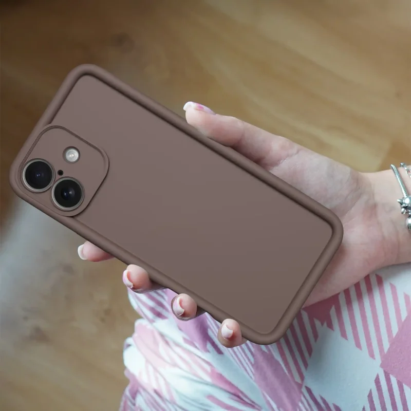 etui-do-iphone-17-brazowe-wzmacniane-silikonowe-ze-szklem