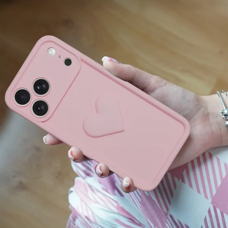 Jasnoróżowe silikonowe etui z sercem do iPhone 17 Pro / 18 Pro trzymane w dłoni