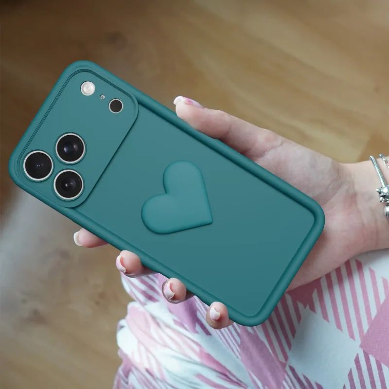 Zielone silikonowe etui z sercem do iPhone 17 Pro / 18 Pro trzymane w dłoni