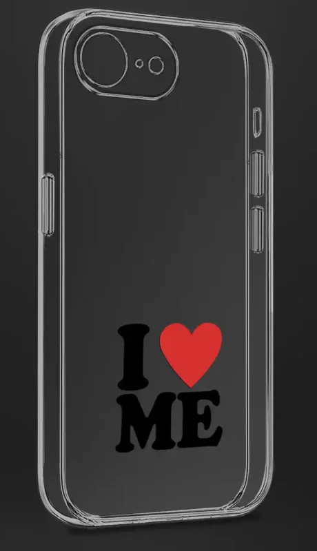 Bezbarwny case do iPhone 16e / 17e z walentynkowym wzorem: napis „I LOVE ME” – czarne litery oraz czerwone serce zastępujące słowo „LOVE”; zdjęcie na czarnym tle