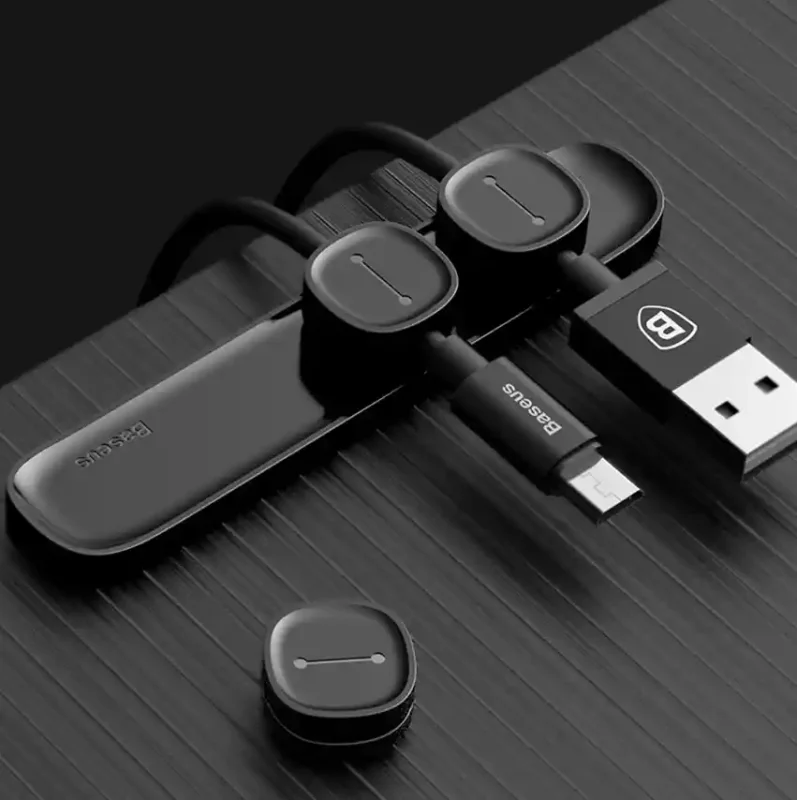 Organizer na kable Baseus Peas Cable Clip zamontowany na biurku – klipsy utrzymujące przewody USB-A, USB-C