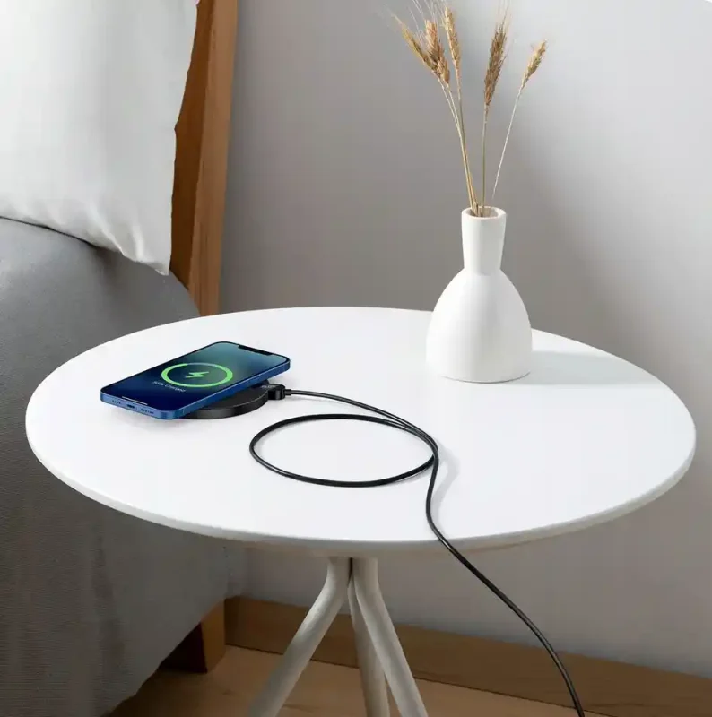 Bezprzewodowa ładowarka Baseus Qi 15W do telefonu – nowoczesna ładowarka indukcyjna na stoliku nocnym
