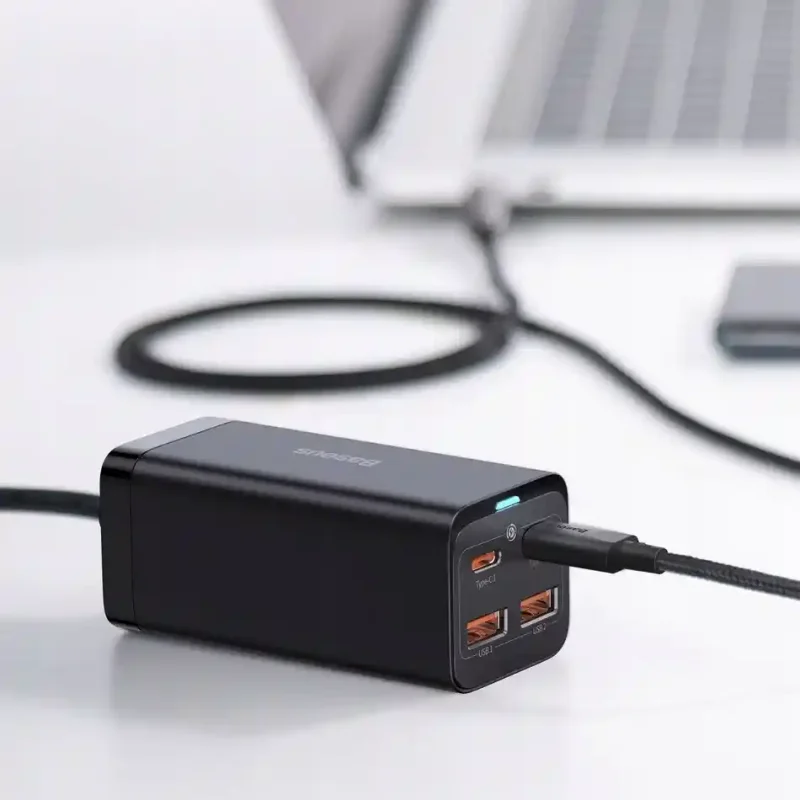 Ładowarka sieciowa Baseus GaN3 Pro 100W podłączona do laptopa