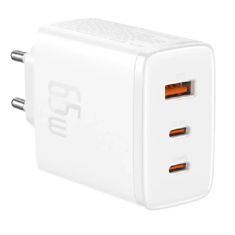 Biała ładowarka sieciowa Baseus 65W – widok pod kątem, widoczne dwa porty USB-C i jeden port USB-A na froncie