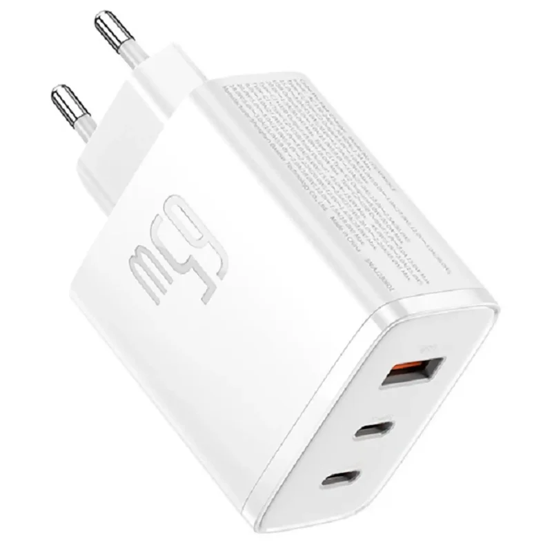Biała ładowarka sieciowa Baseus 65W – widok z góry pod kątem, widoczne dwa porty USB-C i jeden port USB-A