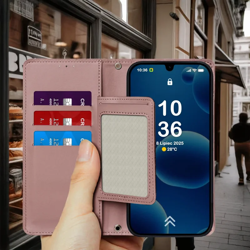 Różowe etui z klapką do Samsung Galaxy A16 5G trzymane w dłoni – widok otwartego pokrowca z kieszonkami