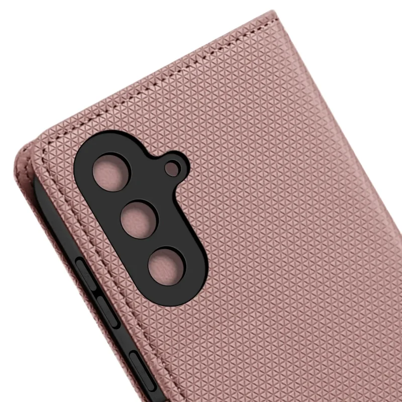 Etui zamykane do Samsung Galaxy A36 5G / A56 5G różowe – precyzyjne wycięcia na aparaty i przyciski boczne smartfona