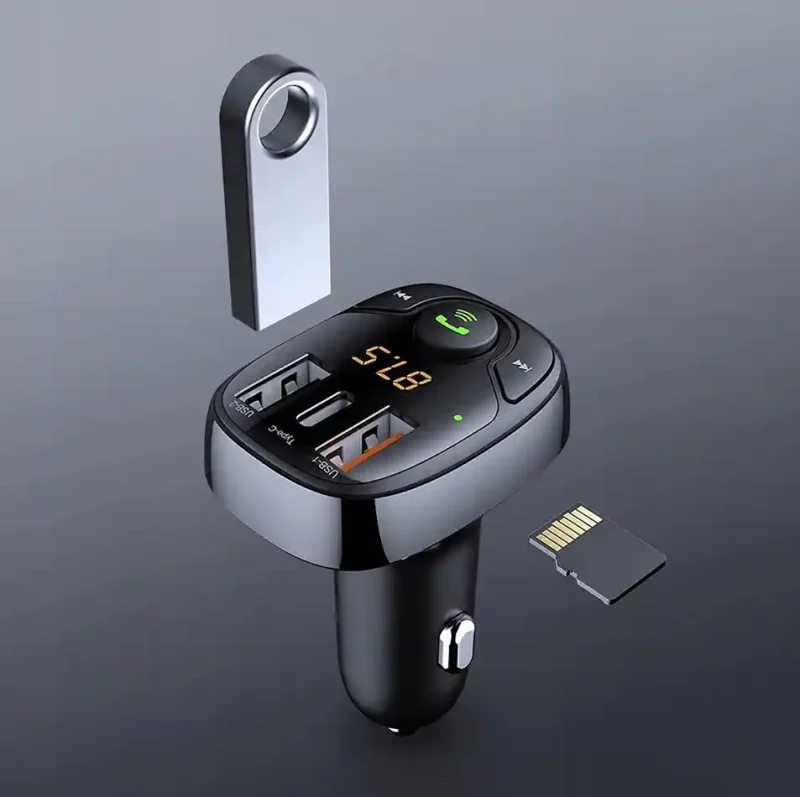 Transmiter samochodowy Bluetooth z dwoma portami USB i slotem na kartę pamięci – widok urządzenia z wyświetlaczem LED i przyciskiem funkcyjnym