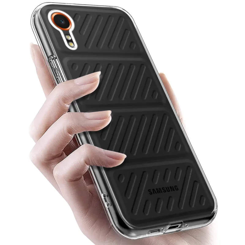 Samsung Galaxy Xcover 7 w przezroczystym etui TPU – widok z tyłu, telefon trzymany w dłoni