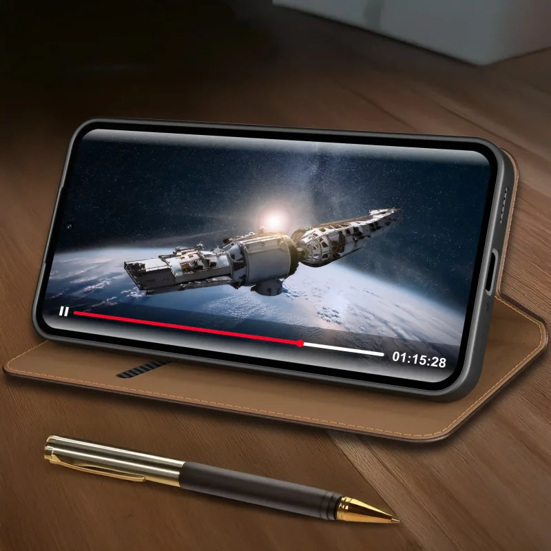 Xiaomi Redmi Note 15 Pro+ Plus 5G ustawiony poziomo w brązowym etui z klapką z funkcją podstawki do oglądania filmów