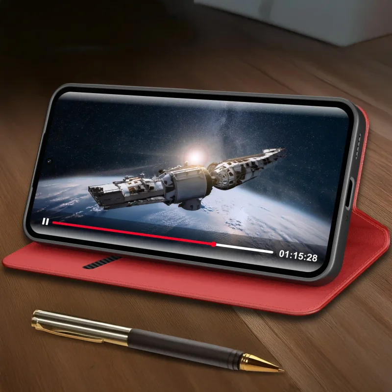 Xiaomi Redmi Note 15 Pro+ Plus 5G ustawiony poziomo w bordowym etui z klapką z funkcją podstawki do oglądania filmów