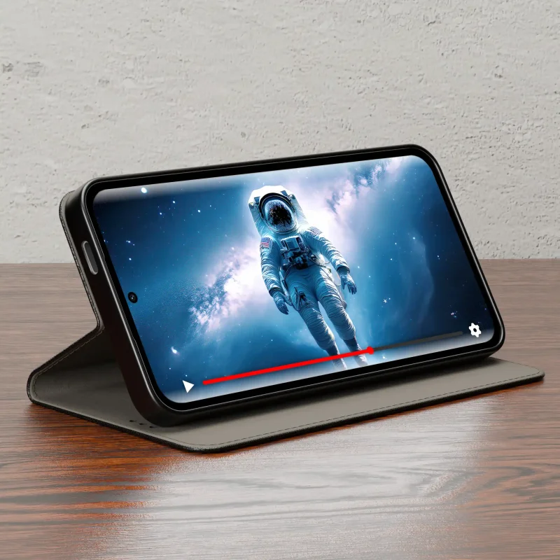 Kabura do Xiaomi Redmi Note 15 Pro+ 5G ustawiona w pozycji stojaka podczas oglądania filmu