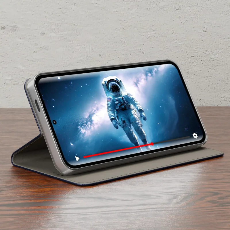 Granatowa kabura do Xiaomi Redmi Note 15 Pro+ 5G ustawiona w pozycji stojaka podczas oglądania filmu