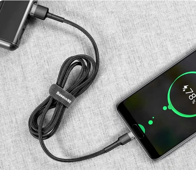 Kabel Baseus USB – USB-C 3M podłączony do smartfona, szybkie ładowanie Quick Charge 3.0, czarny kabel w nylonowym oplocie