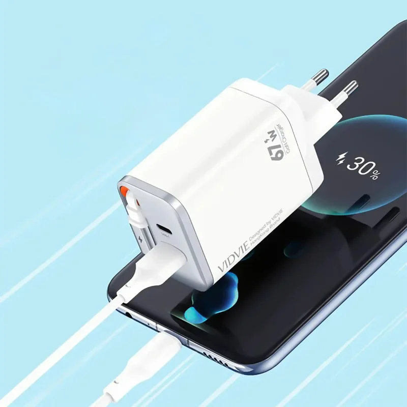 Ładowarka sieciowa 67W VIDVIE podczas szybkiego ładowania smartfona – funkcja fast charging