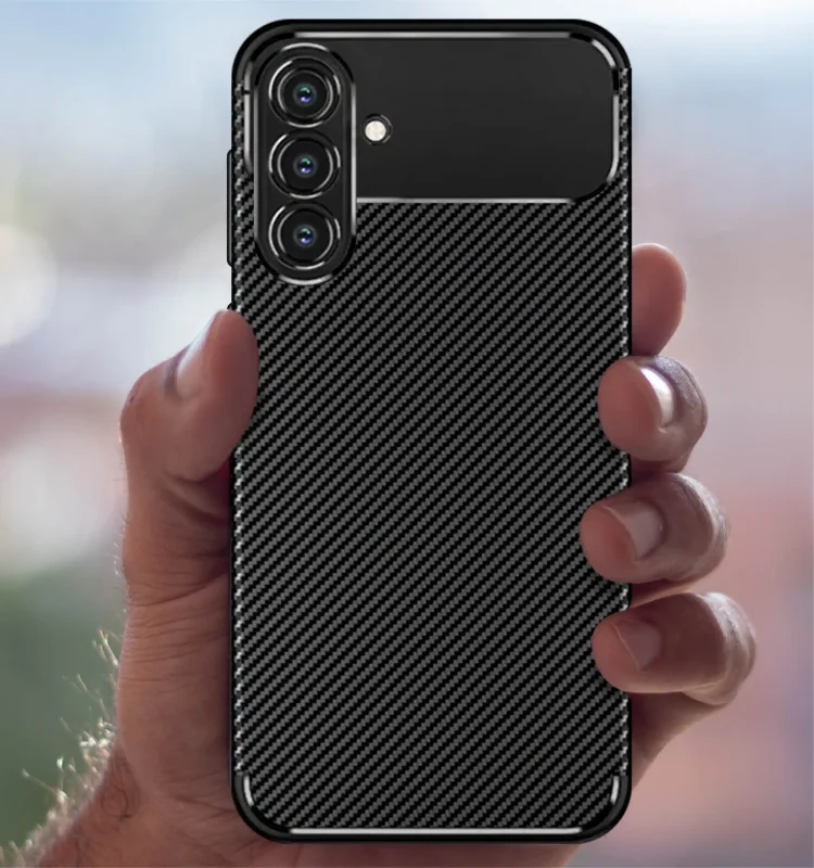 Samsung Galaxy S26+ Plus w czarnym etui carbon trzymany w dłoni – struktura poprawiająca chwyt