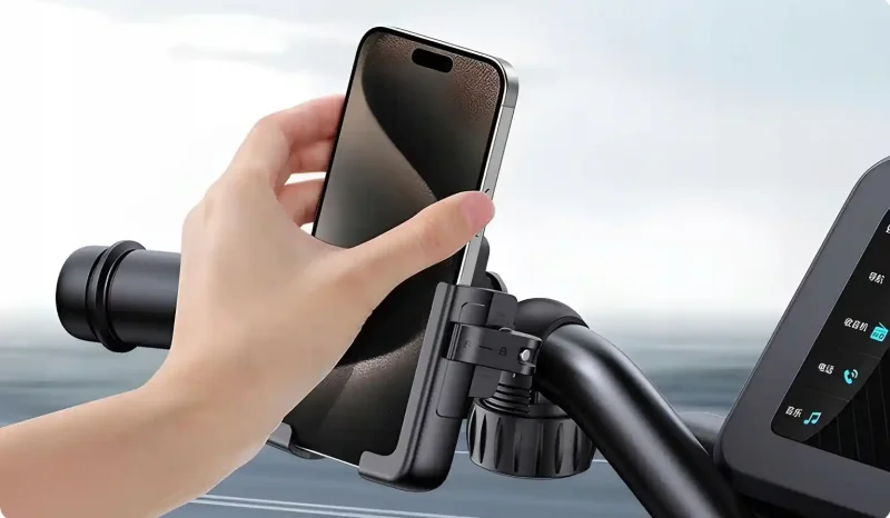 Montaż telefonu w uchwycie Baseus na kierownicy