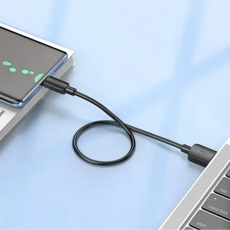 Krótki kabel Hoco 25cm 27W podłączony do smartfona i laptopa, USB-A i USB-C