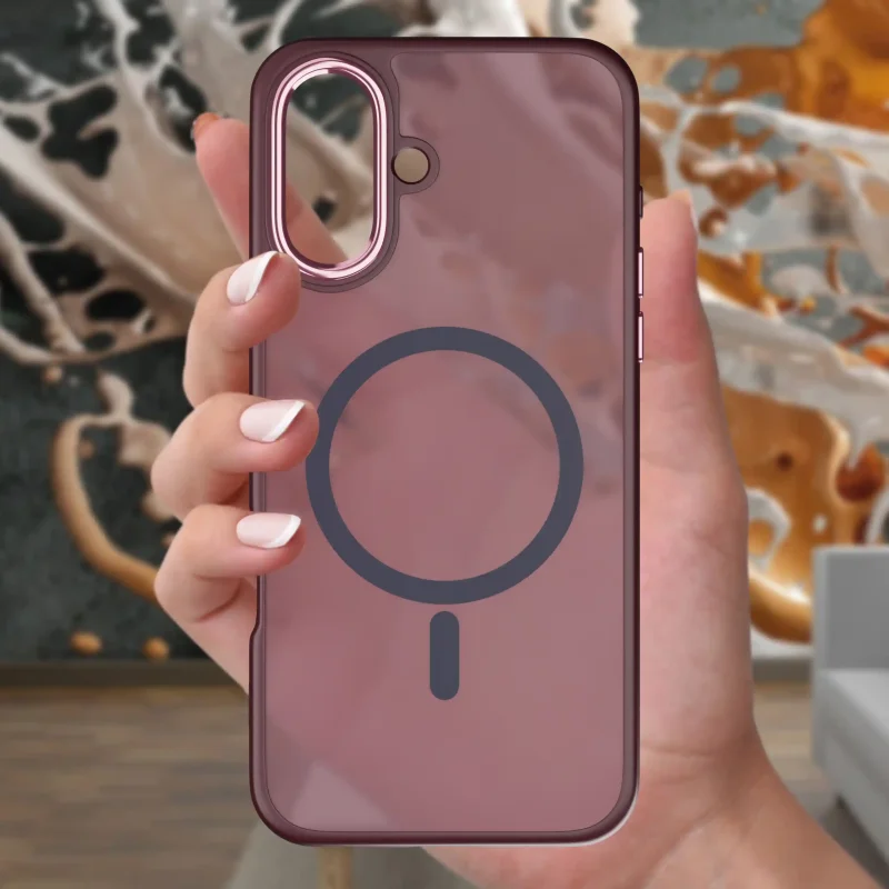 Burgundowe etui MagSafe do iPhone 16 trzymane w dłoni