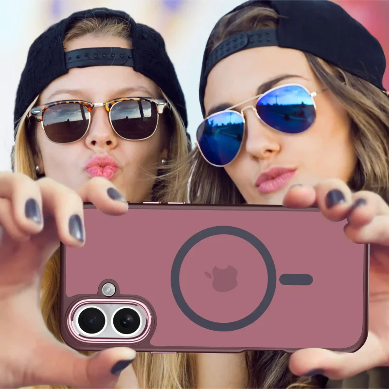 Dwie kobiety robiące selfie iPhonem 16 w burgundowym etui MagSafe – poziome ujęcie telefonu z tyłem obudowy