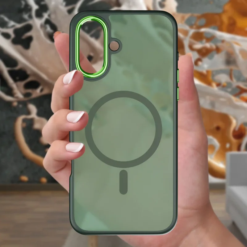 Zielone etui MagSafe do iPhone 16 trzymane w dłoni