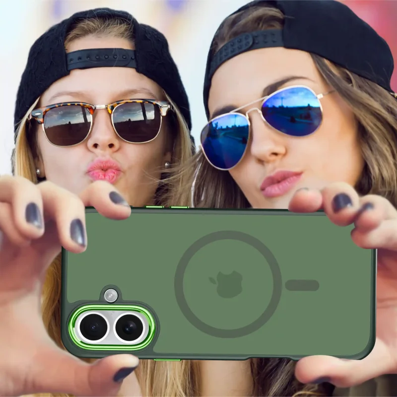 Dwie kobiety robiące selfie iPhonem 16 w zielonym etui MagSafe – poziome ujęcie telefonu z tyłem obudowy
