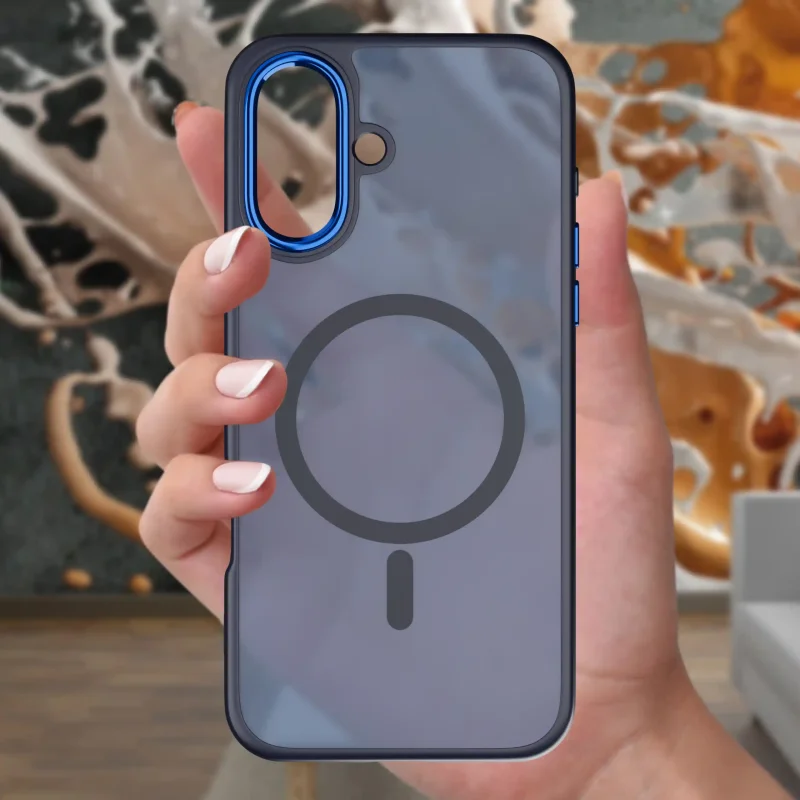 Granatowe etui MagSafe do iPhone 16 trzymane w dłoni