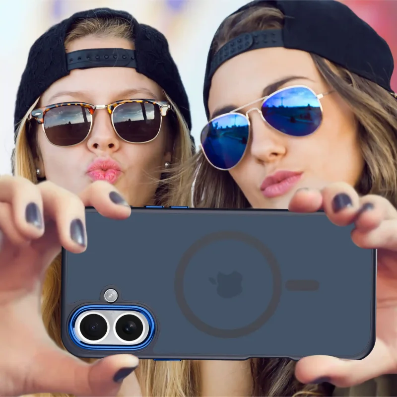 Dwie kobiety robiące selfie iPhonem 16 w granatowym etui MagSafe – poziome ujęcie telefonu z tyłem obudowy