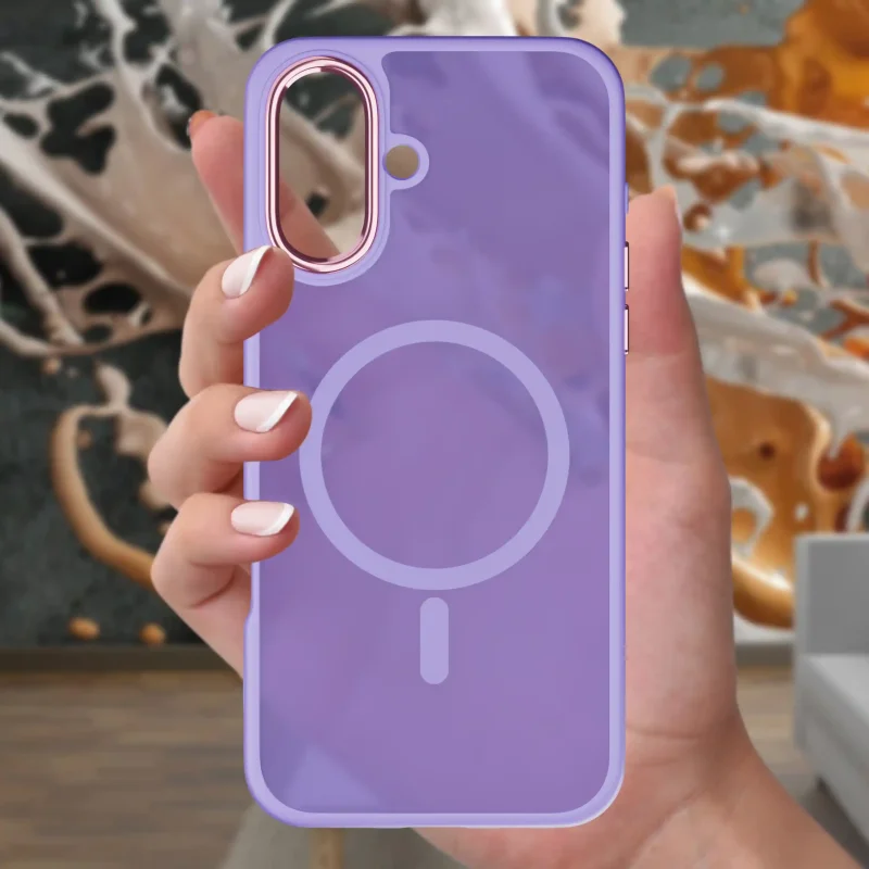 Fioletowe etui MagSafe do iPhone 16 trzymane w dłoni