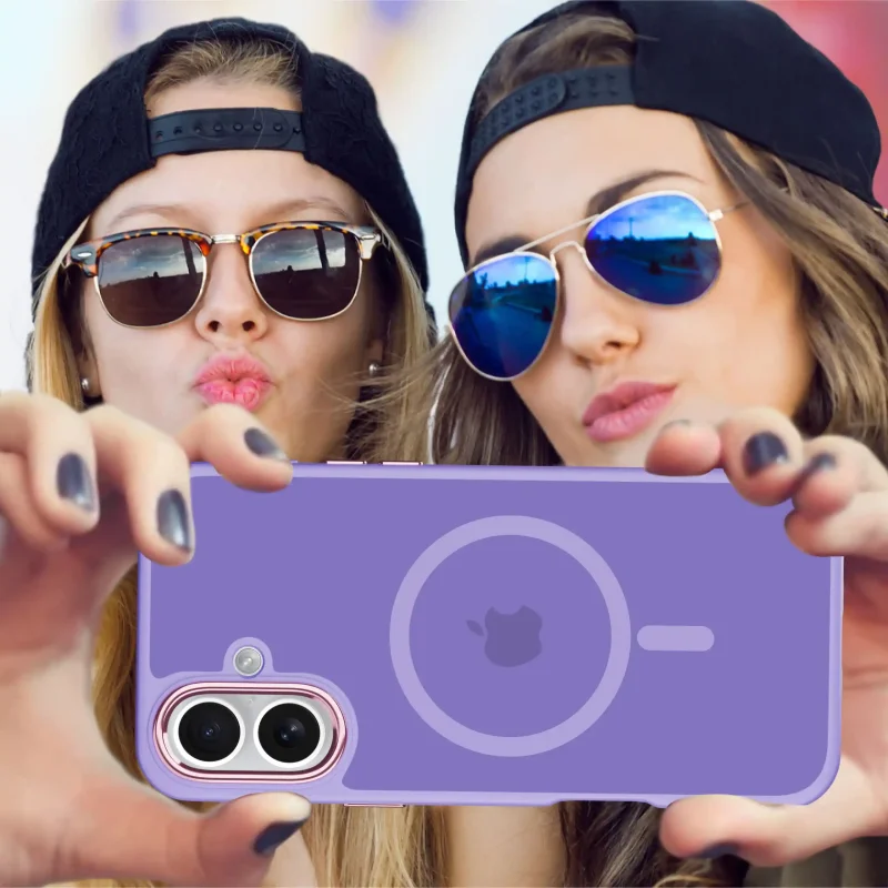 Dwie kobiety robiące selfie iPhonem 16 w fioletowym etui MagSafe – poziome ujęcie telefonu z tyłem obudowy