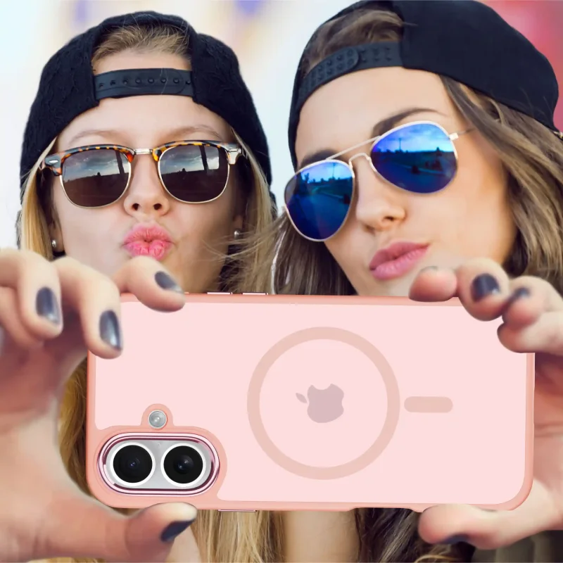 Dwie kobiety robiące selfie iPhonem 16 w różowym etui MagSafe – poziome ujęcie telefonu z tyłem obudowy