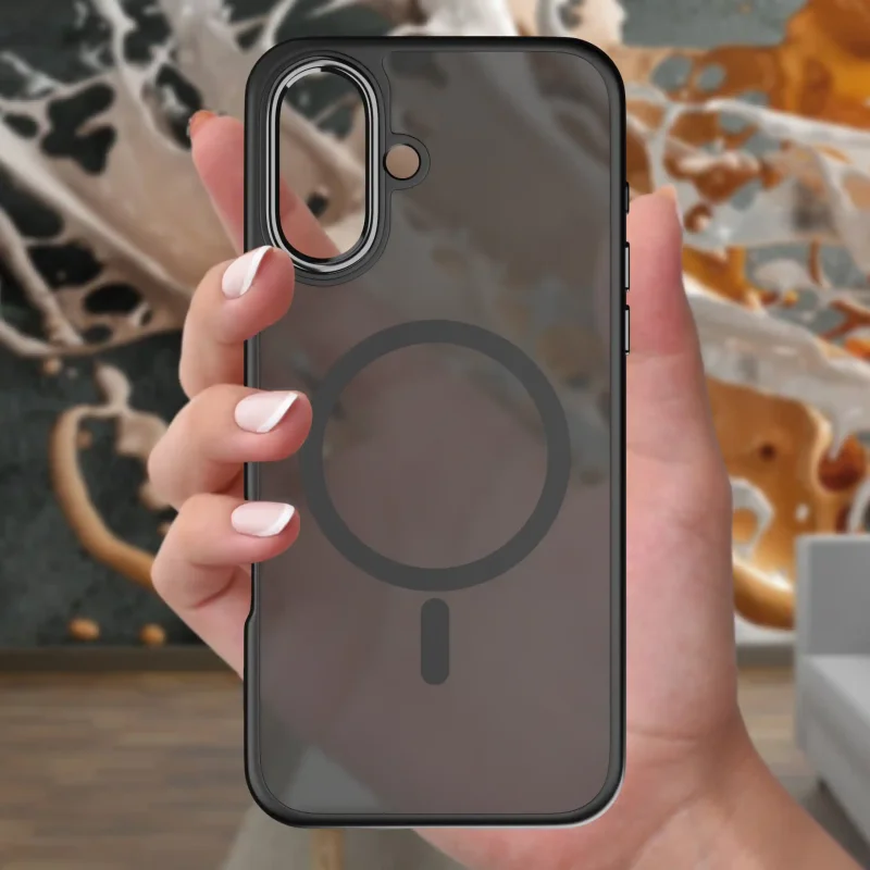 Czarne etui MagSafe do iPhone 16 trzymane w dłoni