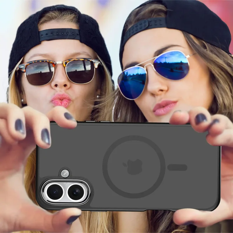 Dwie kobiety robiące selfie iPhonem 16 w czarnym etui MagSafe – poziome ujęcie telefonu z tyłem obudowy