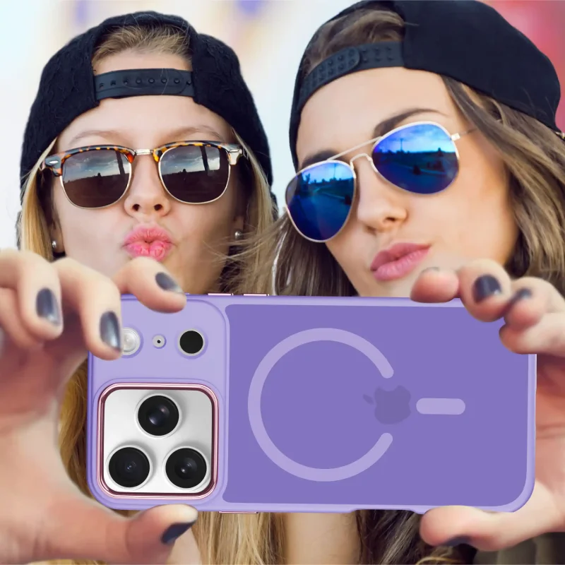 Dwie kobiety robiące selfie iPhonem 17 Pro w fioletowym etui MagSafe – poziome ujęcie telefonu z tyłem obudowy