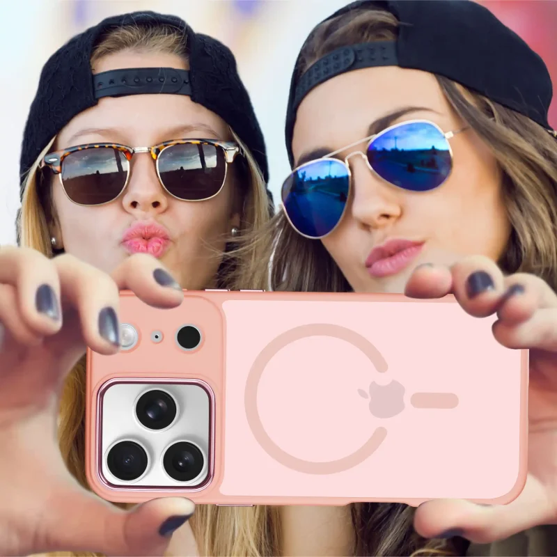 Dwie kobiety robiące selfie iPhonem 17 Pro w różowym etui MagSafe – poziome ujęcie telefonu z tyłem obudowy