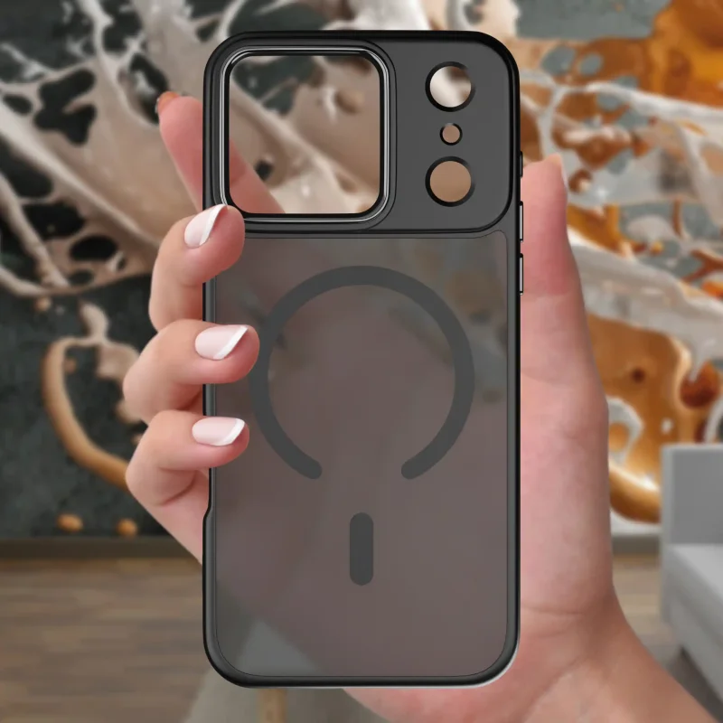 Czarne etui MagSafe do iPhone 17 Pro trzymane w dłoni