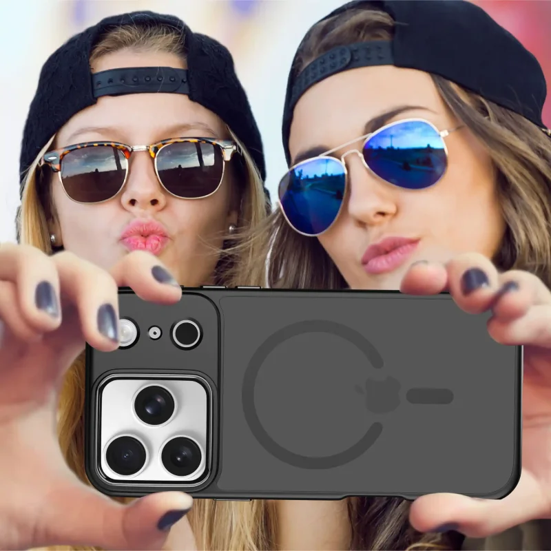 Dwie kobiety robiące selfie iPhonem 17 Pro w czarnym etui MagSafe – poziome ujęcie telefonu z tyłem obudowy