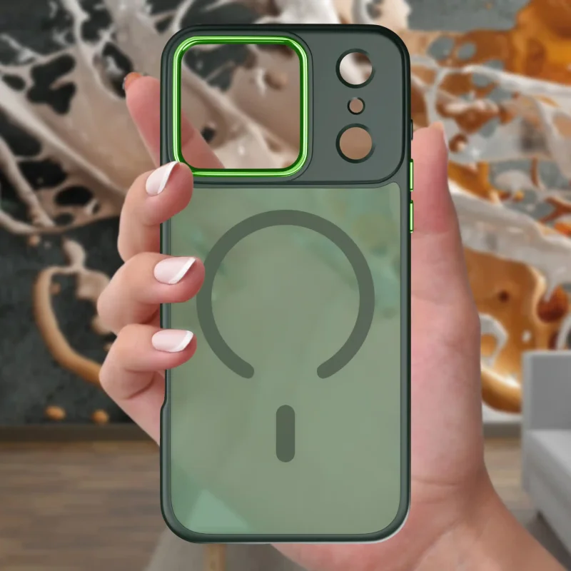 Zielone etui MagSafe do iPhone 17 Pro trzymane w dłoni