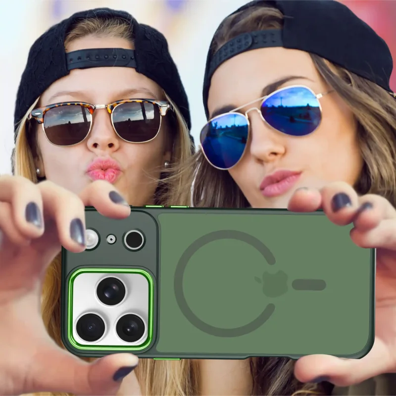 Dwie kobiety robiące selfie iPhonem 17 Pro w zielonym etui MagSafe – poziome ujęcie telefonu z tyłem obudowy