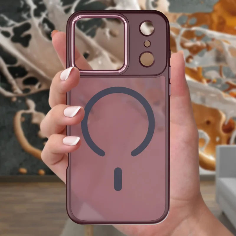 Burgundowe etui MagSafe do iPhone 17 Pro trzymane w dłoni