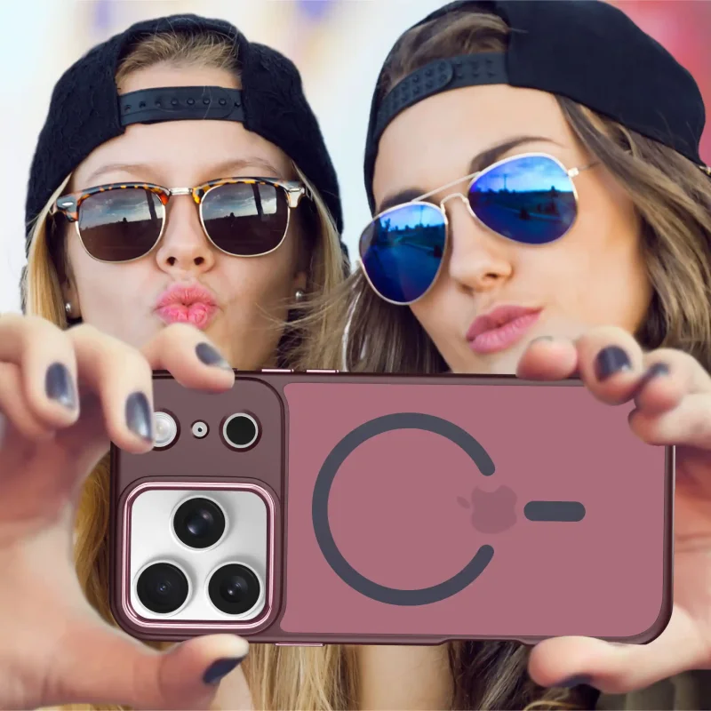 Dwie kobiety robiące selfie iPhonem 17 Pro w burgundowym etui MagSafe – poziome ujęcie telefonu z tyłem obudowy