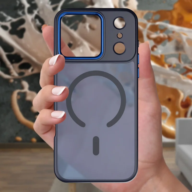 Granatowe etui MagSafe do iPhone 17 Pro trzymane w dłoni